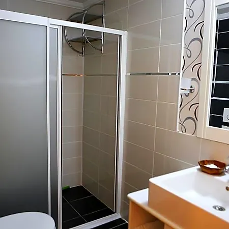 Ugur Hotel *