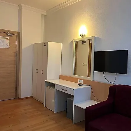 Ugur Hotel *